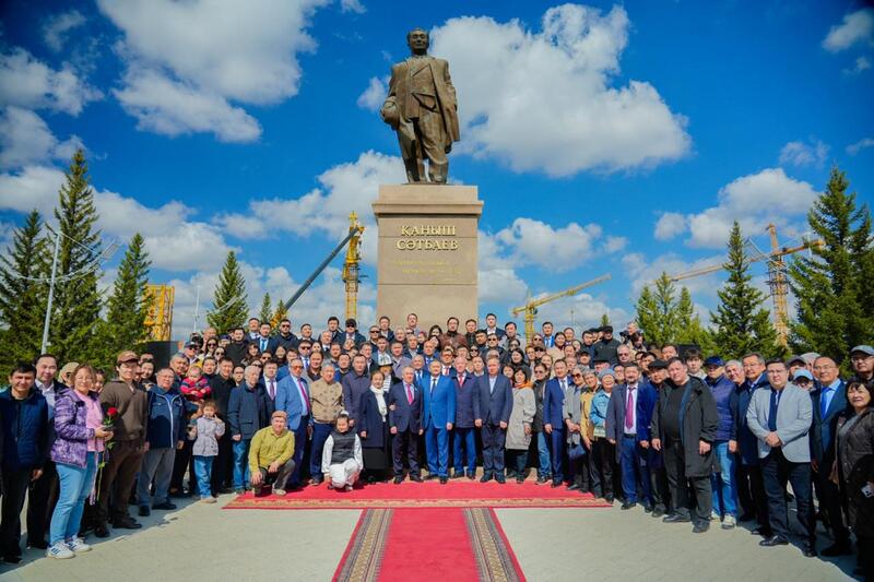 День работников науки: в Астане прошла церемония возложения цветов к памятнику Канышу Сатпаеву