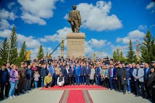 День работников науки: в Астане прошла церемония возложения цветов к памятнику Канышу Сатпаеву