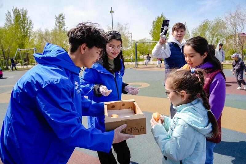 15 кило счастья: В Астане прошла необычная акция ко Дню единства