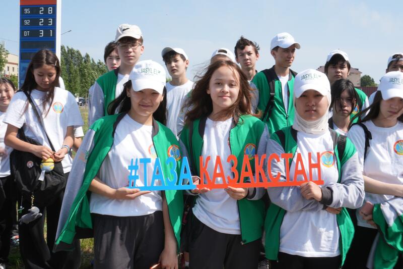 Зеленые патрули Астаны: более 100 бойцов провели экоуборку