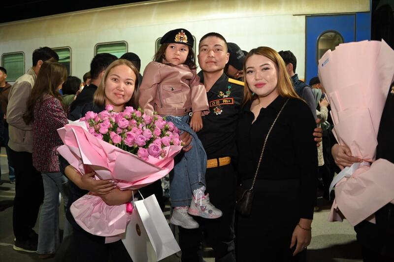 В Шымкенте торжественно встретили морских пехотинцев, служивших в Актау