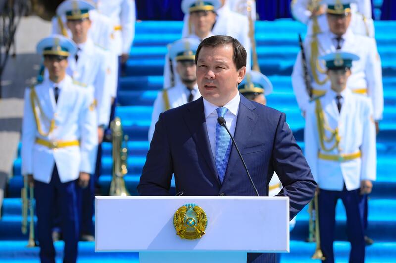 Глава региона принял участие в церемонии поднятия Государственного флага