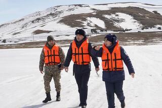 Спасатели и полицейские показали как опасен весенний лед