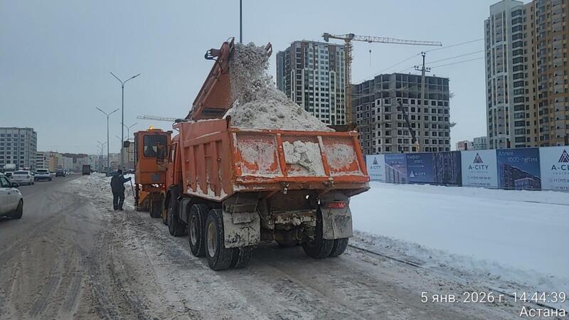 Свыше 3 тысяч рабочих и более 1800 единиц техники: в Астане продолжается круглосуточная очистка от снега