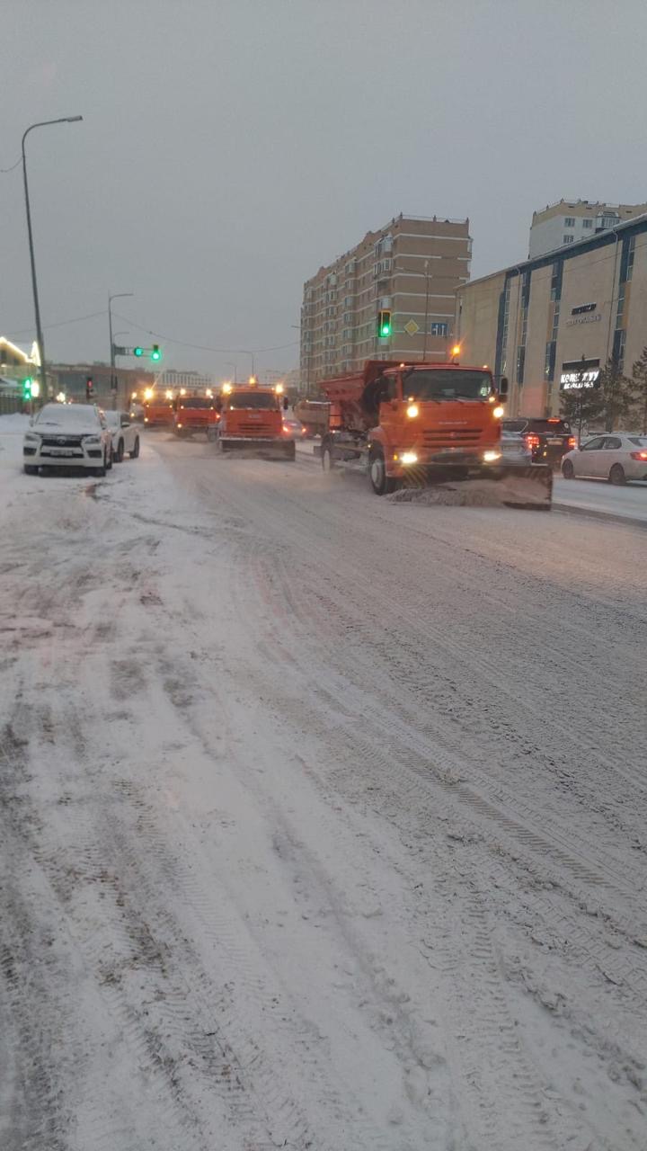 В Астане продолжается уборка снега: задействованы почти 1 300 единиц спецтехники