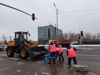 Почти 3 000 коммунальщиков ведут работы по уборке снега и наледи в Астане