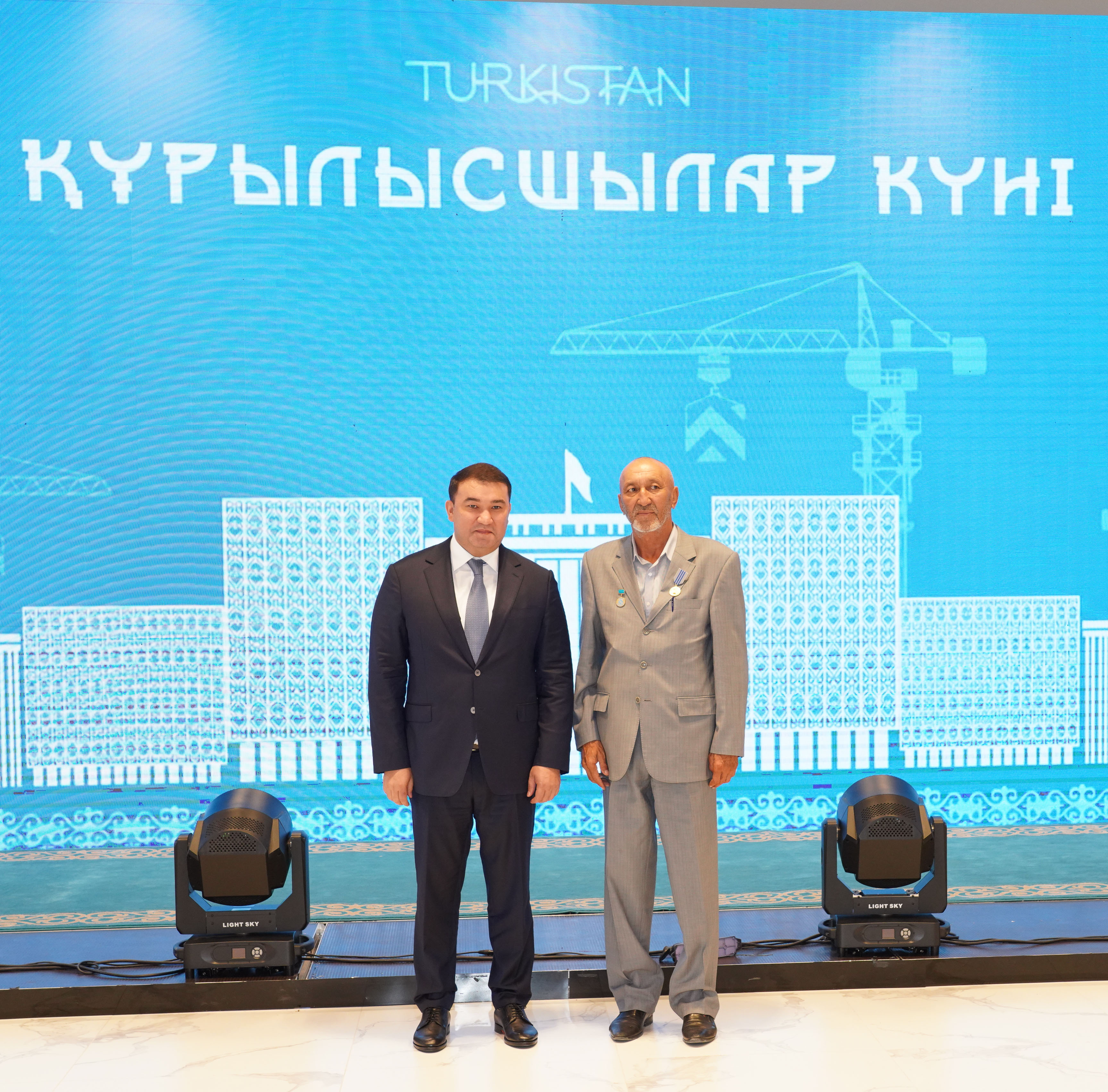 В ТУРКЕСТАНСКОЙ ОБЛАСТИ ЧЕСТВОВАЛИ СТРОИТЕЛЕЙ