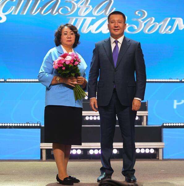 Аким Павлодарской области поздравил учителей с профессиональным праздником