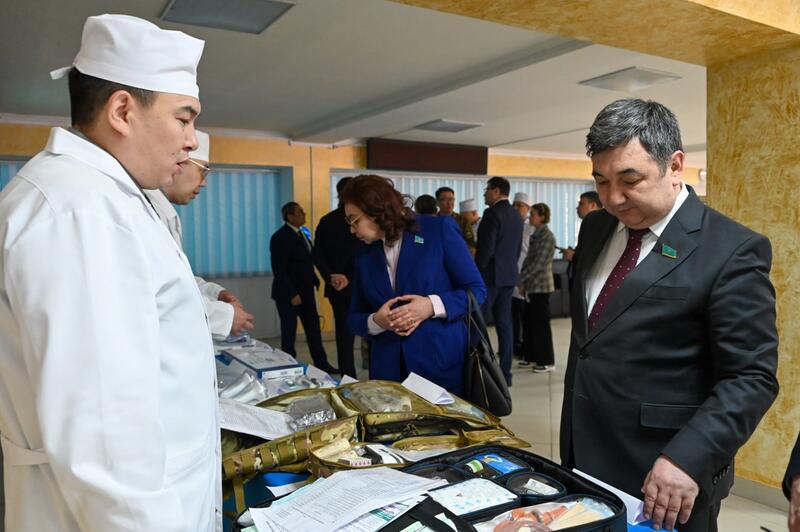 В Астане депутаты Сената Парламента посетили военный госпиталь