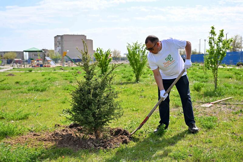 Аким области принял участие в субботнике в поселке Степной