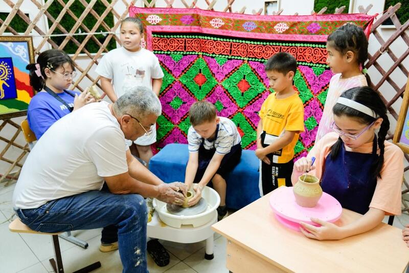 Национальные игры, эксперименты и ремесло: необычное мероприятие провели в столичном пришкольном лагере