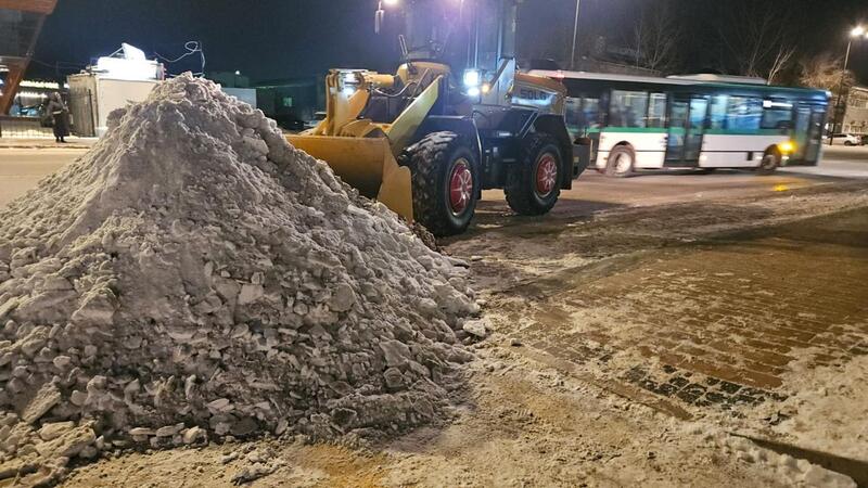 Свыше тысячи единиц спецтехники вышли на уборку снега в Астане в ночную смену