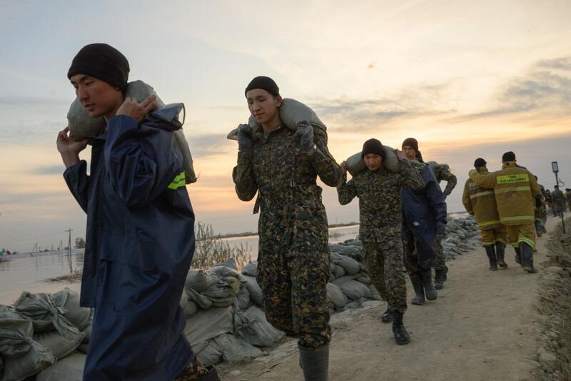 В СКО третий день борются с водой: дамбу продолжают укреплять