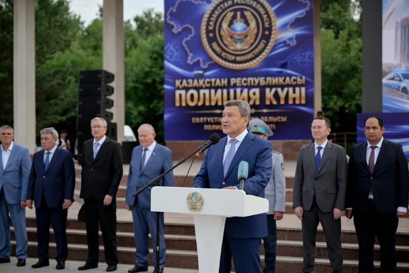 Полицейским Северо-Казахстанской области вручили ключи от 100 новых служебных автомобилей