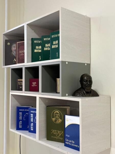 В школе Семей открылась библиотека имени Абая с фондом в 60 тысяч книг