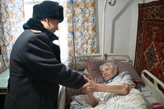 В Караганде военные поздравили ветерана Великой Отечественной войны с вековым юбилеем