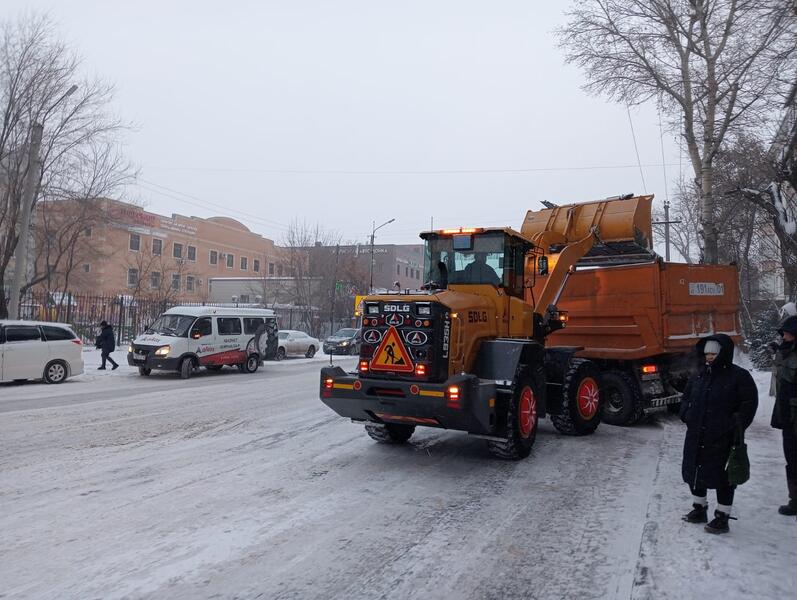 Около двух тысяч единиц спецтехники вывели на уборку снега в Астане