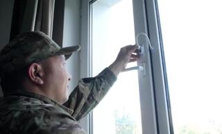 Инструктируют родителей, обходят дома: как в Астане предотвращают падения детей из окон