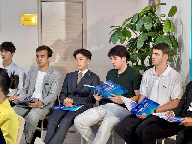 Лидеры нового поколения: открытый диалог с активной молодежью столицы провели в Доме дружбы