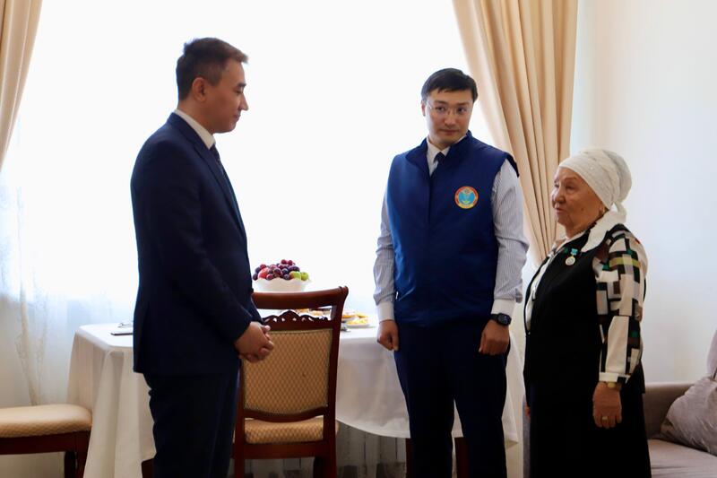 О. Анафин поздравил ветеранов труда с Днем пожилых людей