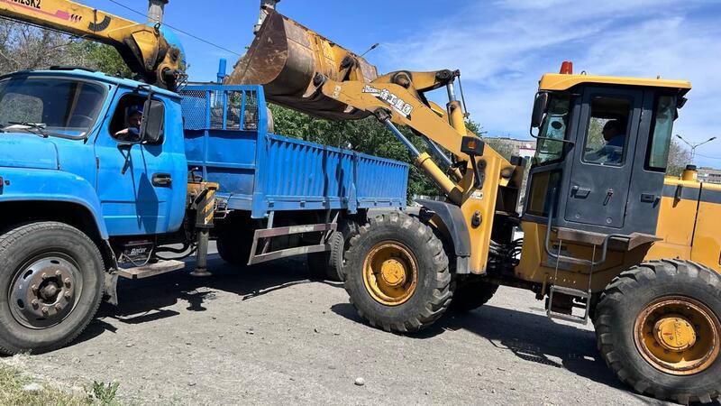 Сегодня в рамках двухмесячника по благоустройству и санитарной очистке сотрудники АО «УМЗ» провели субботник в городе Усть-Каменогорске