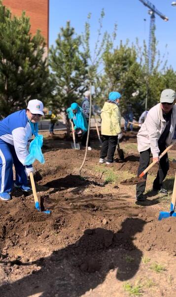 Более 100 тыс. человек приняли участие в общегородском субботнике в Астане