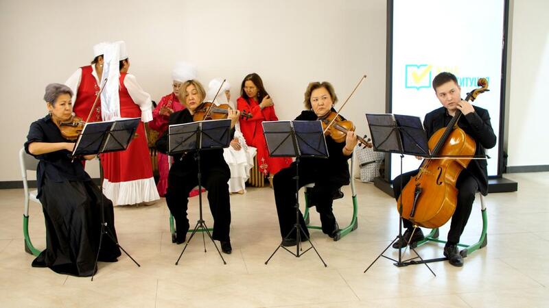 Масштабную акцию в поддержку новой Конституции накануне 8 марта провели в Астане