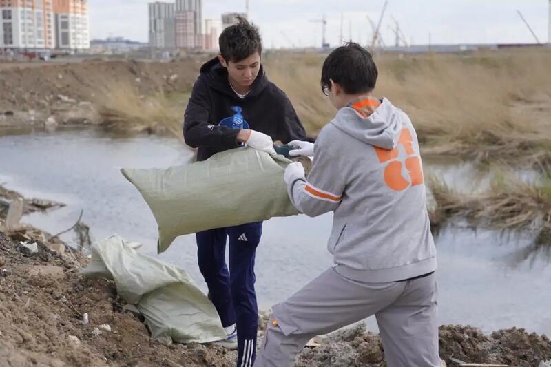 «Таза Қазақстан»: столичные школьники в рамках акции разделились на три команды и определили сильнейшего