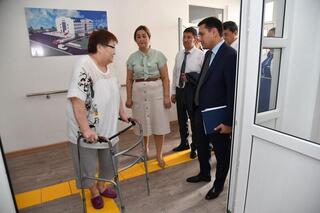 Представители правозащитного института ознакомились с работой Центра реабилитации лиц с инвалидностью в Атырау