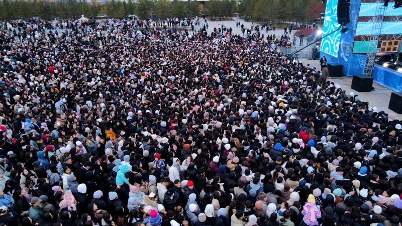 Сотни горожан собрались у монумента “Қазақ елі”: как в Астане отметили День Республики