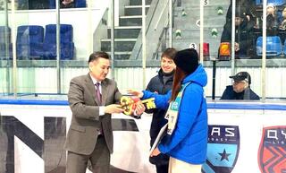 Чемпионке XXV летних Сурдлимпийских игр Фаине Мейрмановой аким ВКО вручил сертификат от квартиры