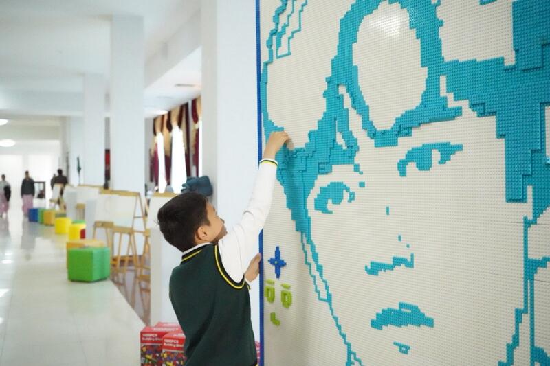 Актюбинские школьники создали портрет Димаша из LEGO
