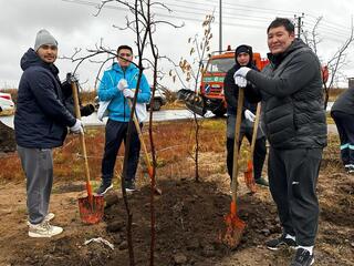 В Астане борцы турнира «Қазақстан барысы» посадили деревья