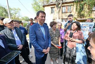 Аким Алматы проверил ход реновации ветхого жилья в Бостандыкском районе