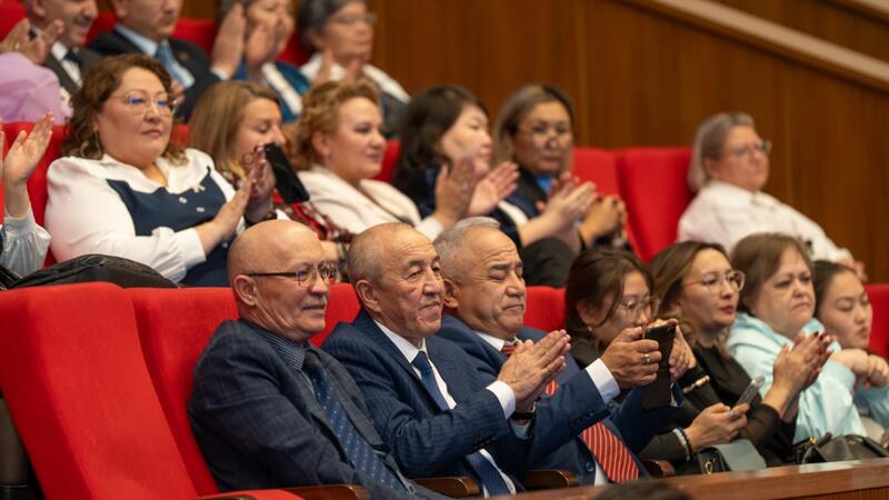 В Восточном Казахстане наградили лучших учителей