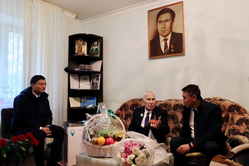 О. Анафин поздравил ветеранов труда с Днем пожилых людей