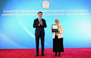 Государственный советник от имени Президента вручил знак особого отличия – Золотую звезду и орден «Отан» родственникам «Халық қаһарманы» Бауыржана Момышулы