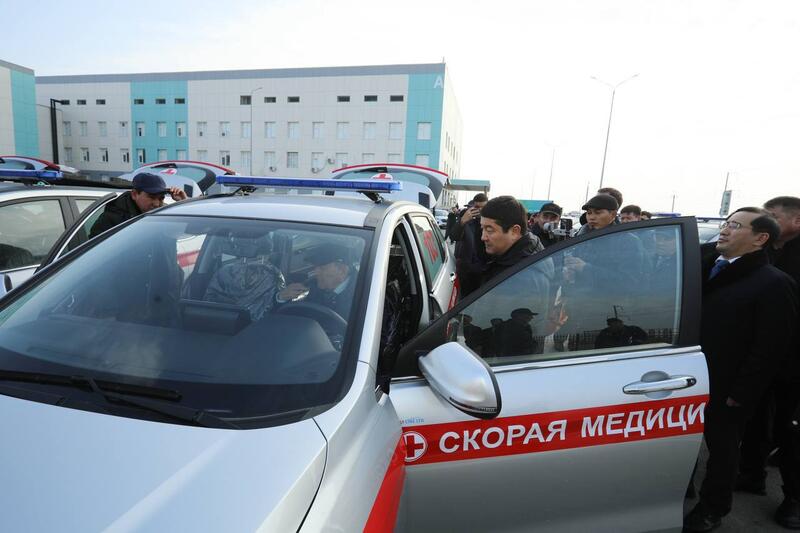 В Мангистауской области медицинским учреждениям передали новые санитарные автомобили