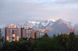 Телебашня Коктобе и другие знаковые объекты Алматы окрасились в оранжевый цвет