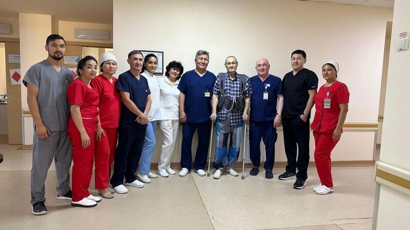 УНИКАЛЬНЫЙ СЛУЧАЙ: В АЛМАТЫ ПАЦИЕНТУ С ИСКУССТВЕННЫМ СЕРДЦЕМ УСПЕШНО ЗАМЕНИЛИ КОЛЕННЫЙ СУСТАВ