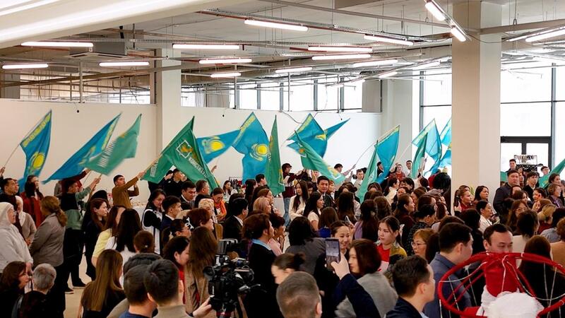 Масштабную акцию в поддержку новой Конституции накануне 8 марта провели в Астане