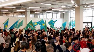 Масштабную акцию в поддержку новой Конституции накануне 8 марта провели в Астане