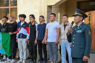 В Астане проводили первую команду новобранцев осеннего призыва в Пограничную службу