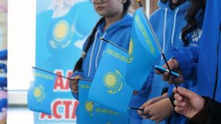 Туристам в аэропорту Астаны подарили праздничное настроение ко Дню Республики