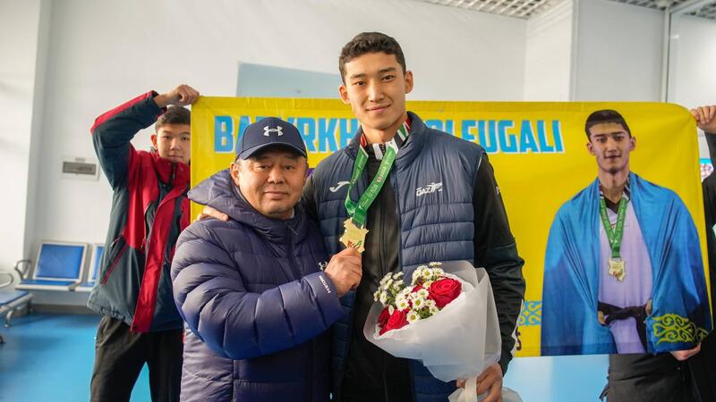 Восточноказахстанцы встретили победителя чемпионата мира в аэропорту