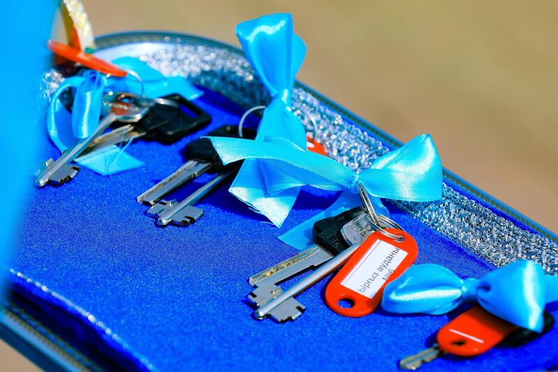 Глава МЧС вручил актюбинским спасателям спецтехнику и ключи от служебных квартир