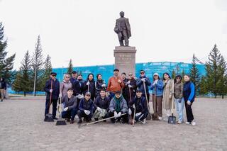 Экоакция в Астане: более 100 человек провели уборку у памятников Сатпаеву и Забикулину