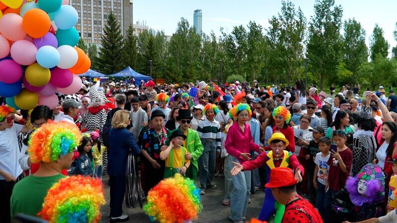 В Астане прошел парад клоунов с участием артистов из разных стран