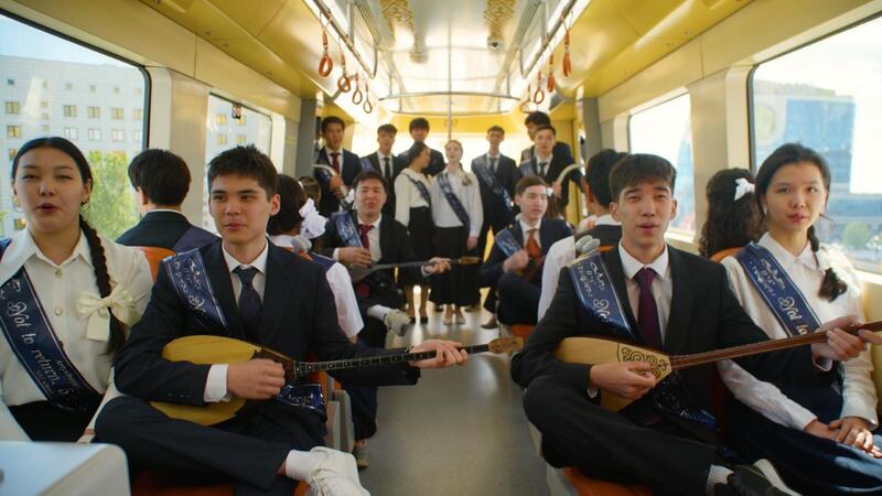 В Астане выпускники школ спели песню «Ақ бантик» в LRT