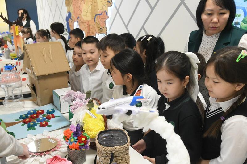 Столичные школьники представили свои эко-идеи на выставке в Астане